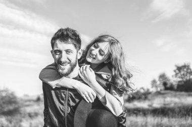 Genç ve güzel romantik çift birlikte vakit geçirmek açık