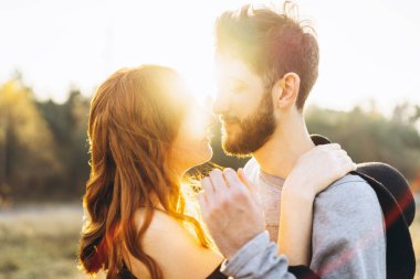 Genç ve güzel romantik çift birlikte vakit geçirmek açık