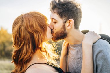 Genç ve güzel romantik çift birlikte vakit geçirmek açık