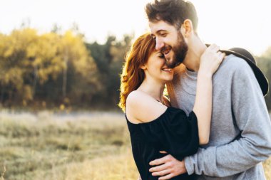 Genç ve güzel romantik çift birlikte vakit geçirmek açık
