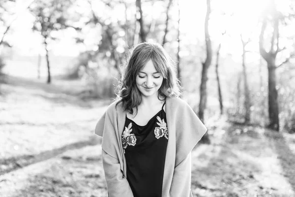 Jolie Heureuse Fille Aux Cheveux Longs Marchant Dans Forêt — Photo