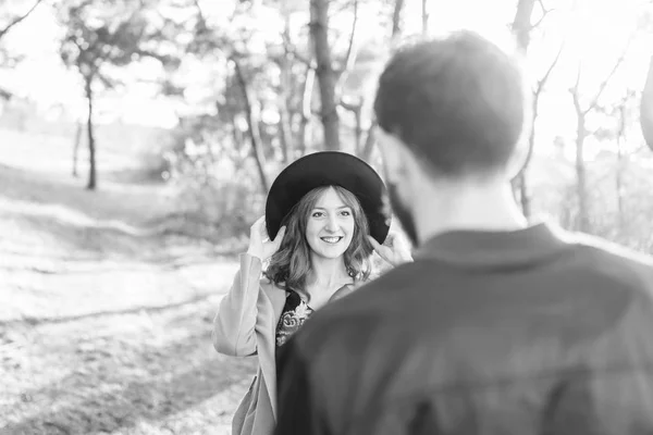 Feliz Jovem Romântico Casal Passar Tempo Juntos Livre — Fotografia de Stock