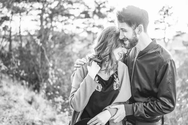 Feliz Jovem Romântico Casal Passar Tempo Juntos Livre — Fotografia de Stock