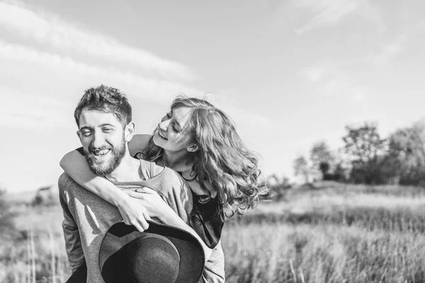 Hübsches Junges Romantisches Paar Verbringt Zeit Zusammen Freien — Stockfoto