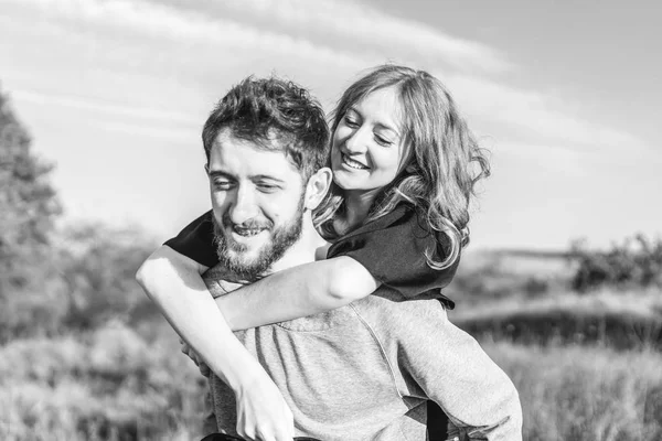 Mooie Jonge Romantisch Paar Tijd Samen Doorbrengen Buiten — Stockfoto