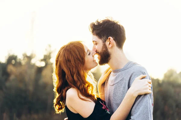 Jolie Jeune Couple Romantique Passer Temps Ensemble Plein Air — Photo