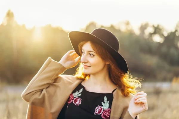 Bella Felice Ragazza Capelli Rossi Piedi Nel Campo — Foto Stock