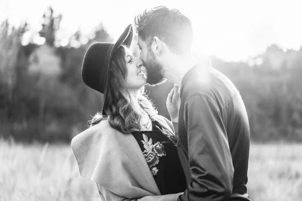 Muito Jovem Casal Romântico Passar Tempo Juntos Livre — Fotografia de Stock