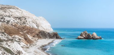 Kayalar ve vahşi plajları mavi deniz görünümü