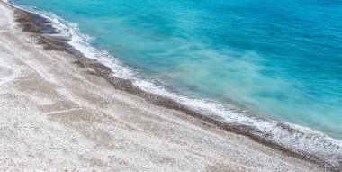 Beyaz kum ve vahşi plajları ile mavi deniz görünümü