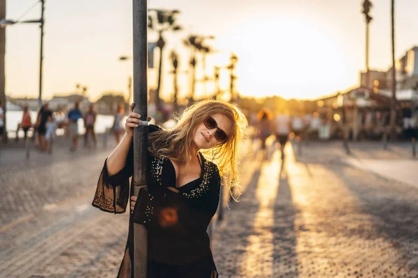 Mooie Toeristische Meisje Met Blond Haar Een Zwarte Zwembroek Pareo — Stockfoto