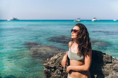 Güzel pan Asya kız se plaj açık rahatlatıcı