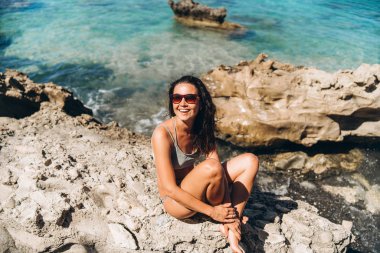 Güzel pan Asya kız se plaj açık rahatlatıcı