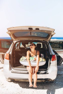 Asyalı esmer float araba bagajı seaside Beach yakınındaki oldukça pan