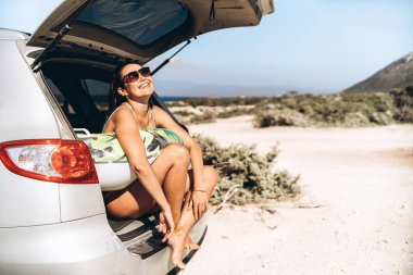 Asyalı esmer float araba bagajı seaside Beach yakınındaki oldukça pan