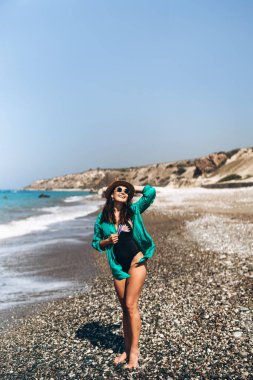 Güzel pan Asya seyahat kız rahatlatıcı yeşil pareo denizde plaj