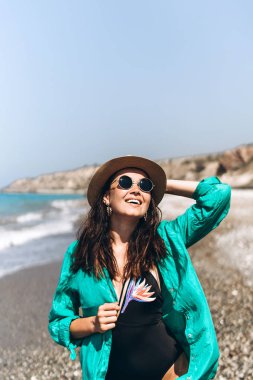 Güzel pan Asya seyahat kız rahatlatıcı yeşil pareo denizde plaj
