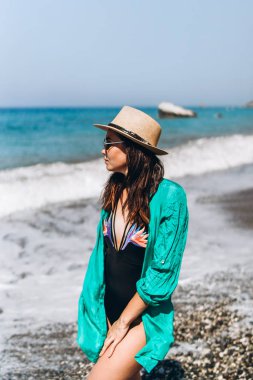 Güzel pan Asya seyahat kız rahatlatıcı yeşil pareo denizde plaj