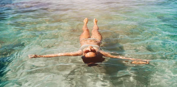 Bastante Pan Asiático Chica Relajante Nadar Azul Mar Agua —  Fotos de Stock