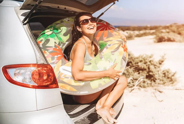 Ganska Pan Asiatisk Brunett Med Float Nära Bilen Stammen Seaside — Stockfoto