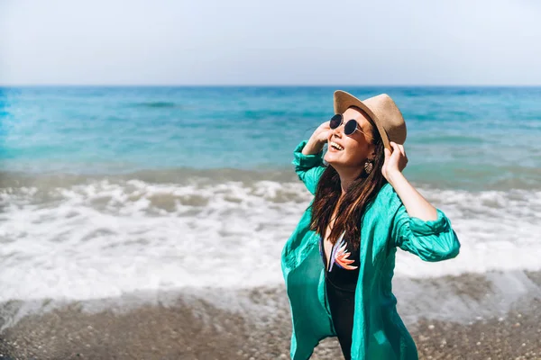 Güzel pan Asya seyahat kız rahatlatıcı yeşil pareo denizde plaj