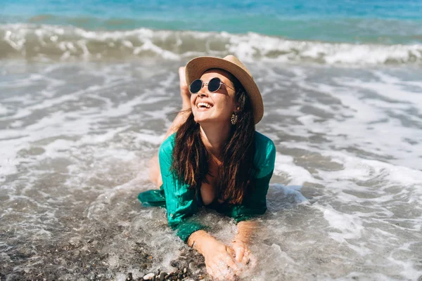 Hezká Pan Asijské Cestování Dívka Relaxační Pláži Moře Zelené Pareo — Stock fotografie