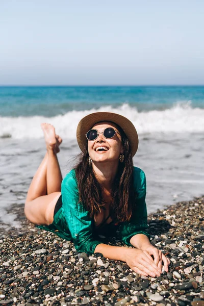 Прелестная Кастрюля Девушка Путешественница Отдыхает Пляже Моря Зеленом Парео — стоковое фото
