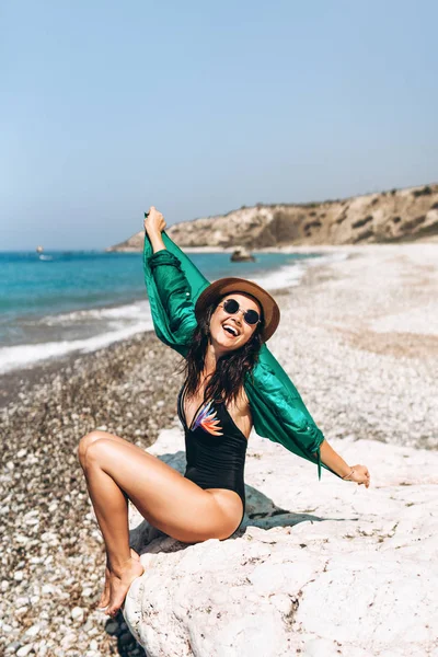 Hübsche Panasiatische Reisemädchen Entspannen Sich Strand Meer Grünen Pareo — Stockfoto