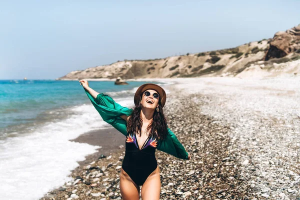 Hübsche Panasiatische Reisemädchen Entspannen Sich Strand Meer Grünen Pareo — Stockfoto