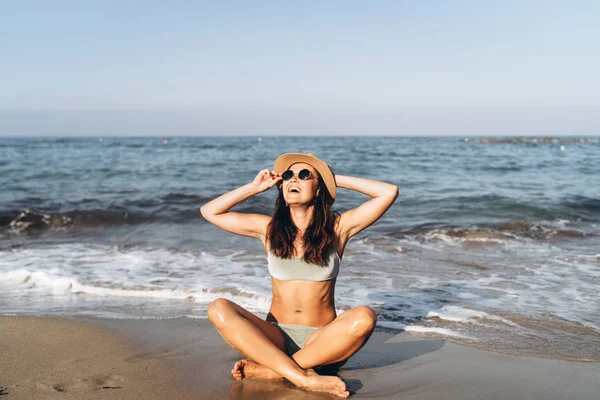 Hübsche Pan Asiatische Mädchen Sitzt Strand Der Nähe Des Meeres — Stockfoto