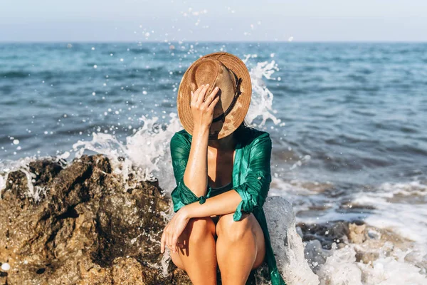 Dívka Plavkách Relaxaci Pláži Moře Zelené Pareo — Stock fotografie