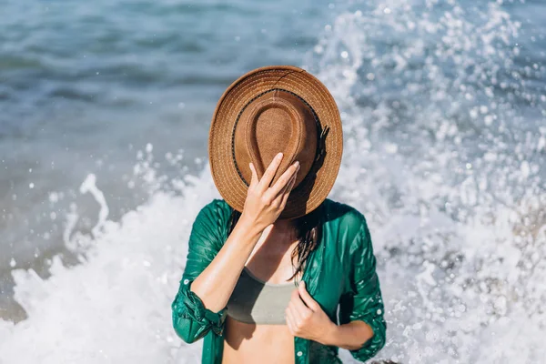 Dziewczyna Stroju Kąpielowym Relaks Plaży Pobliżu Morza Zielony Pareo — Zdjęcie stockowe