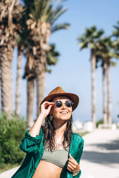 Милая Азиатская Девушка Шляпе Солнечных Очках Зеленом Парео Гуляющая Морю — стоковое фото