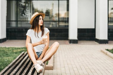 Esmer güzel turist kız soğuk kahve fincan ile açık