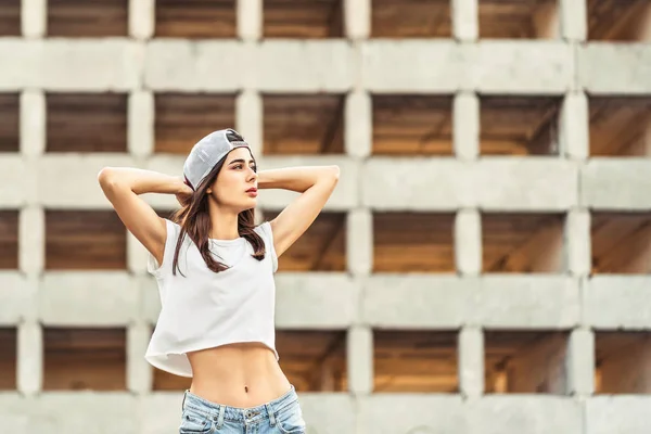 Bastante Deportivo Morena Chica Aire Libre Con Viejo Edificio Detrás —  Fotos de Stock