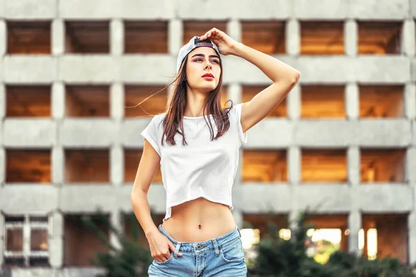 Pretty Sporty Brunette Girl Outdoor Old Building — Stock Photo, Image
