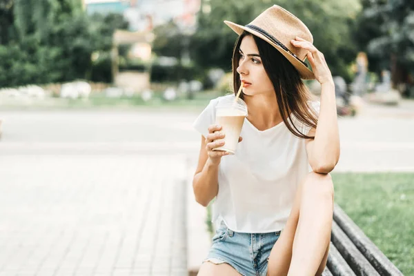 Brunette Jolie Fille Touristique Plein Air Avec Tasse Café Froid — Photo