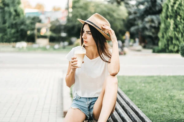 Brünette Hübsch Tourist Girl Outdoor Mit Tasse Kalten Kaffee — Stockfoto