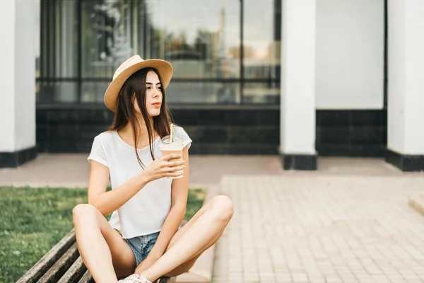 Bruneta Hezká Turistická Dívka Venku Šálkem Studené Kávy — Stock fotografie