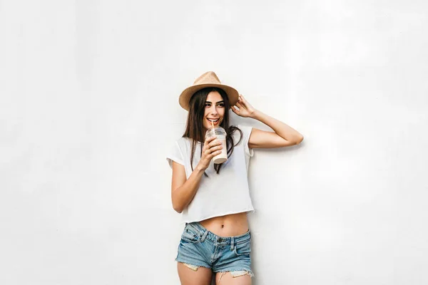 Pretty Brunette Girl Hat Coffee White Wall Copy Space — Stock Photo, Image