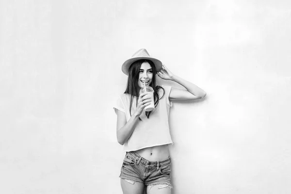 Bonita Chica Morena Sombrero Con Café Pared Blanca Detrás Espacio —  Fotos de Stock