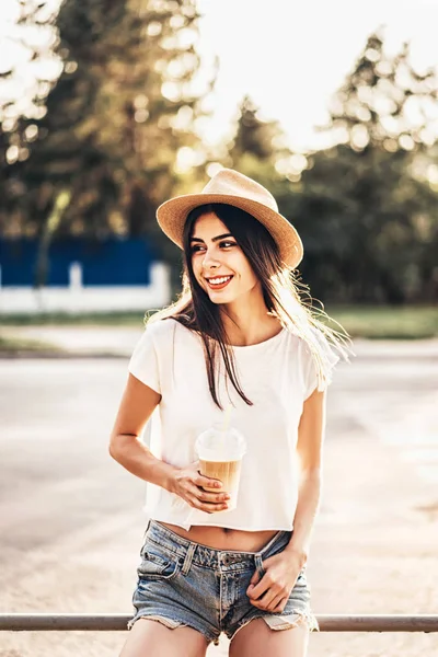 Mooie Brunette Toeristische Meisje Met Kop Koude Koffie Buiten — Stockfoto