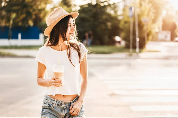 Hübsche Brünette Touristenmädchen Mit Einer Tasse Kalten Kaffee Freien — Stockfoto