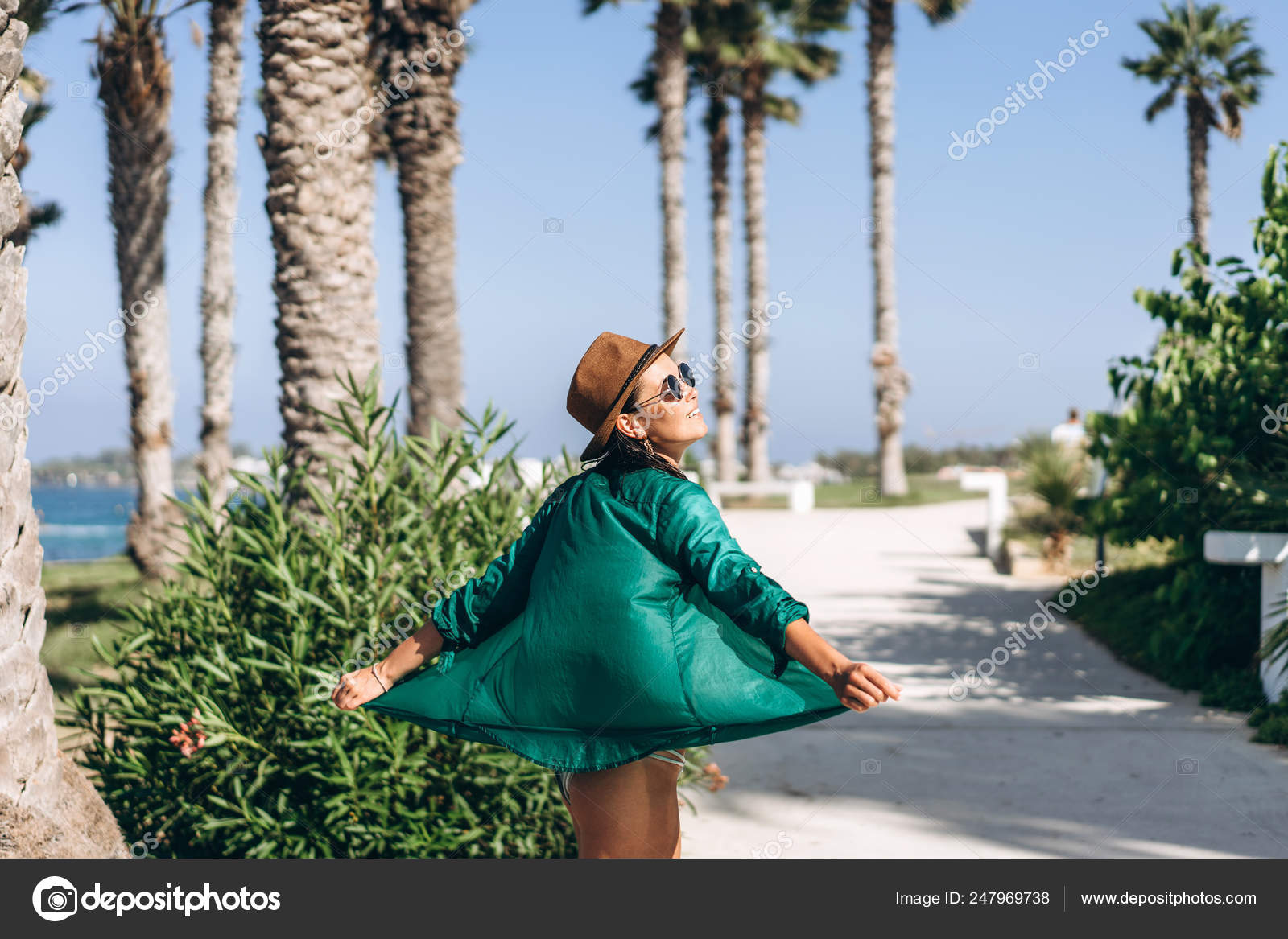 pan asiático chica en sombrero y gafas de sol en verde pareo caminar: fotografía de stock © bedya |