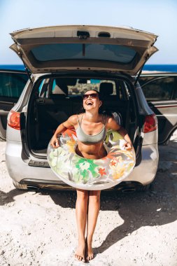 Float seasi, araba bagajı yakınındaki Asyalı esmer oldukça pan