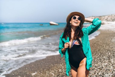 Güzel pan Asya seyahat kız denizde plaj rahatlatıcı
