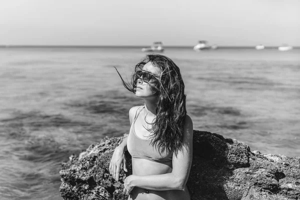 Гарненька pan азіатська дівчина розслабляється на відкритому повітрі на пляжі на the seer — стокове фото