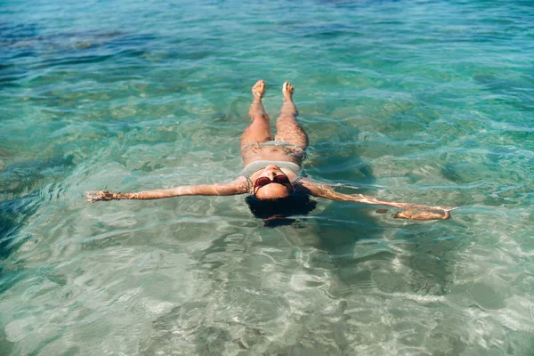 Bastante pan asiático chica relajante y nadar en azul mar agua . —  Fotos de Stock