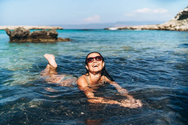 Mooi pan Aziatisch meisje buiten ontspannen op het strand van de se — Stockfoto