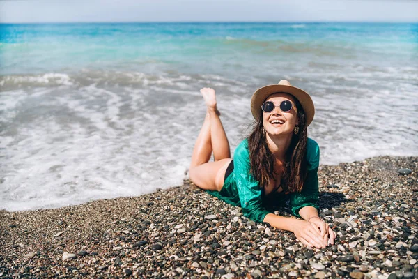 Mooi pan Aziatisch reizen meisje ontspannen op het strand aan de zee in — Stockfoto